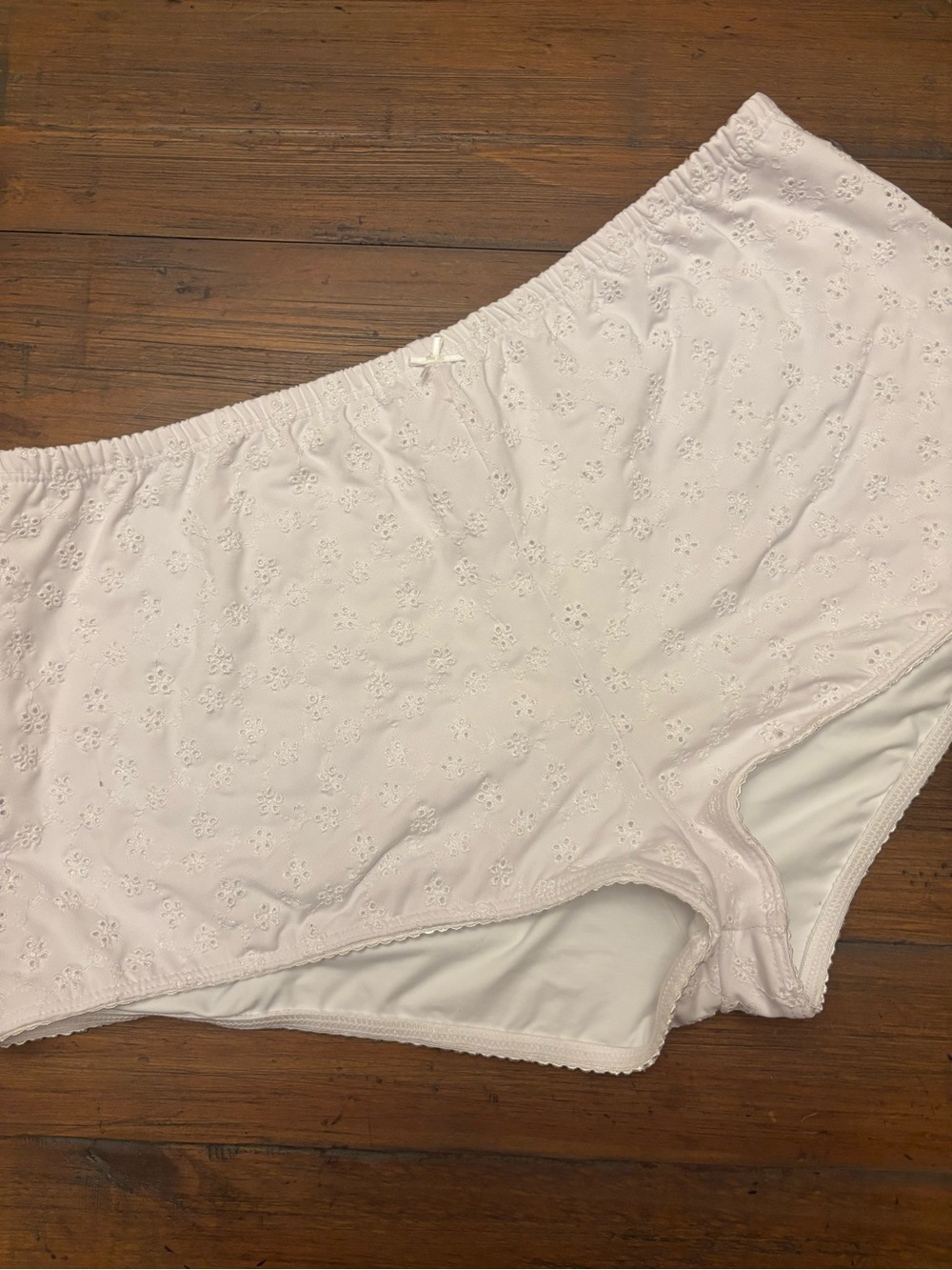 NWOT Frankie’s bikinis white eyelet swim shorts